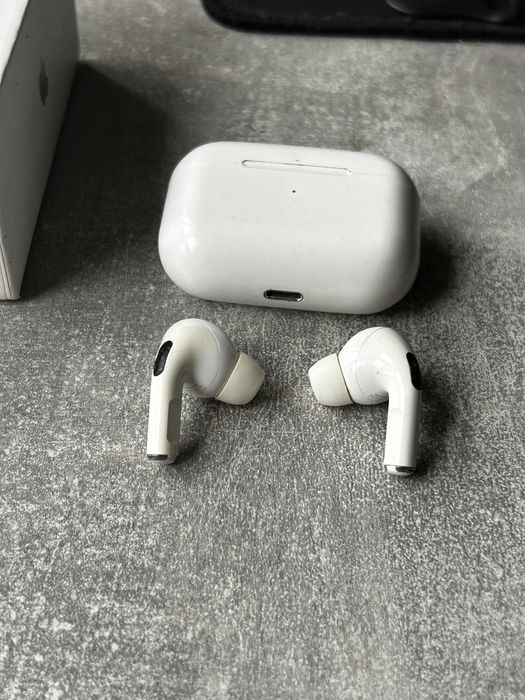 Apple AirPods Pro (1-го поколения)