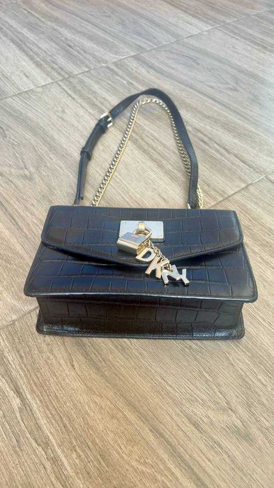 Продаю жіночу шкіряну сумку DKNY