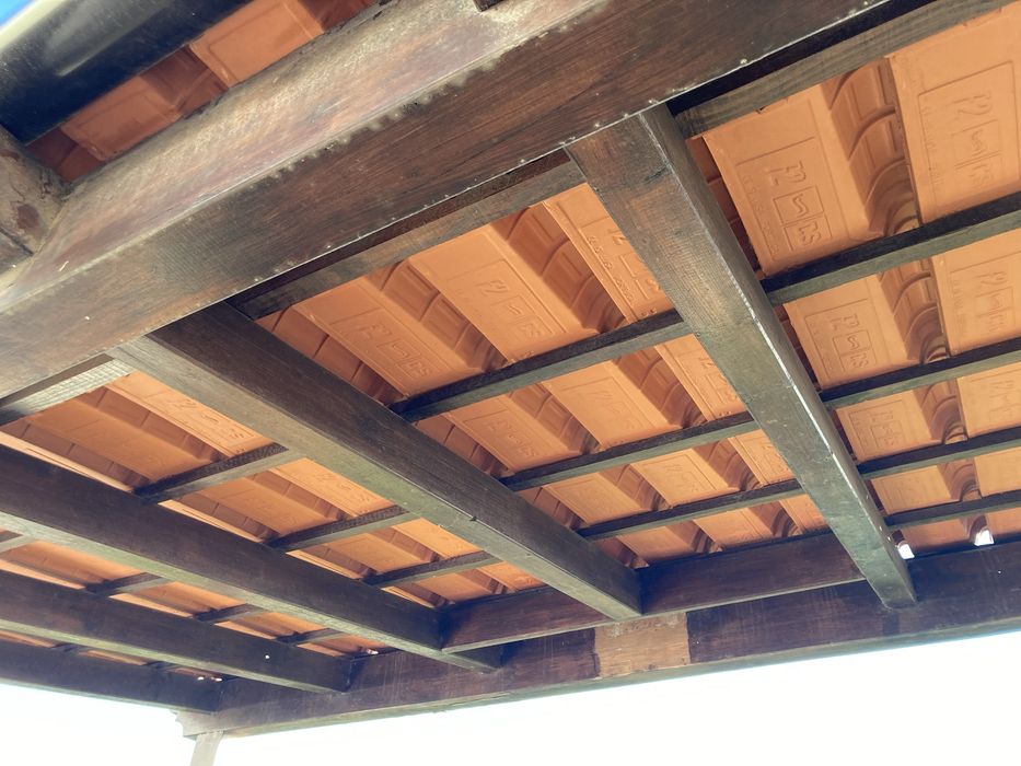 Telheiro madeira (4x2m) com pérgula (4x3m)