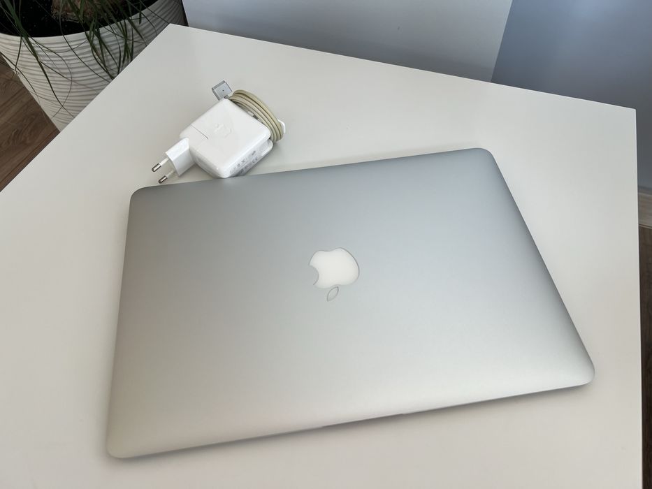 Продам Macbook Air 13- inch 2015