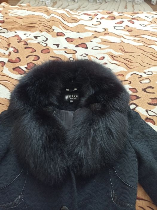 Продам пальто з натуральним комірем