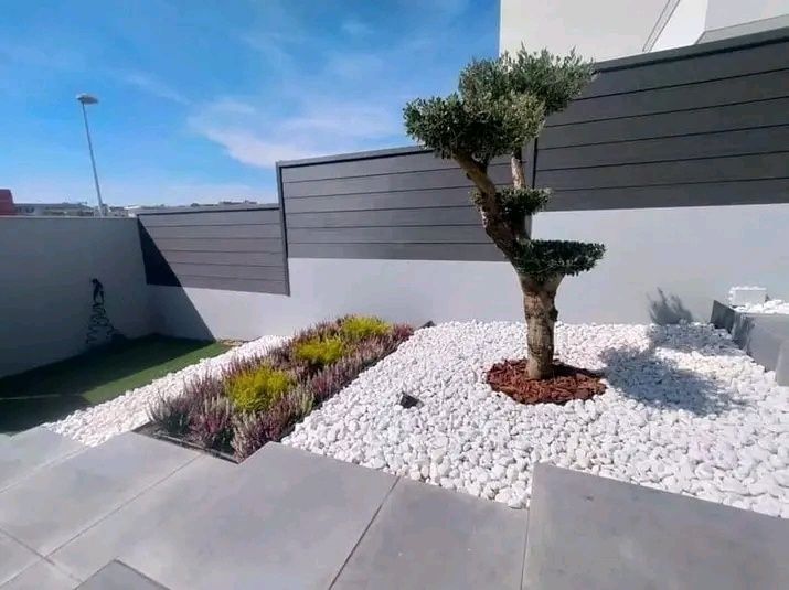 Aluguer de mini giratória com manobrador, aplicação relvas ,piscinas