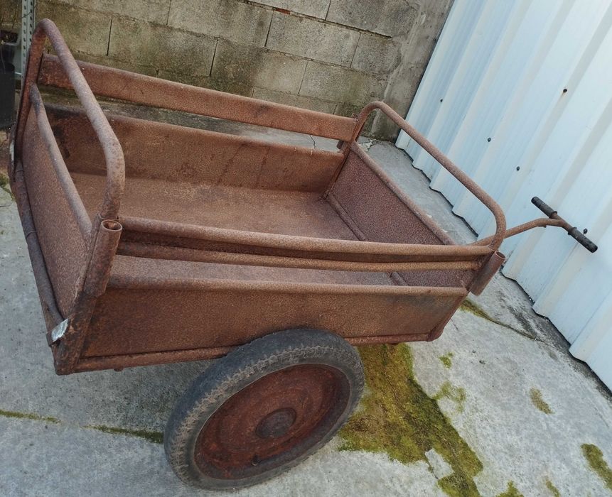 Carro de mão bastante antigo tem mais ou menos 45 anos