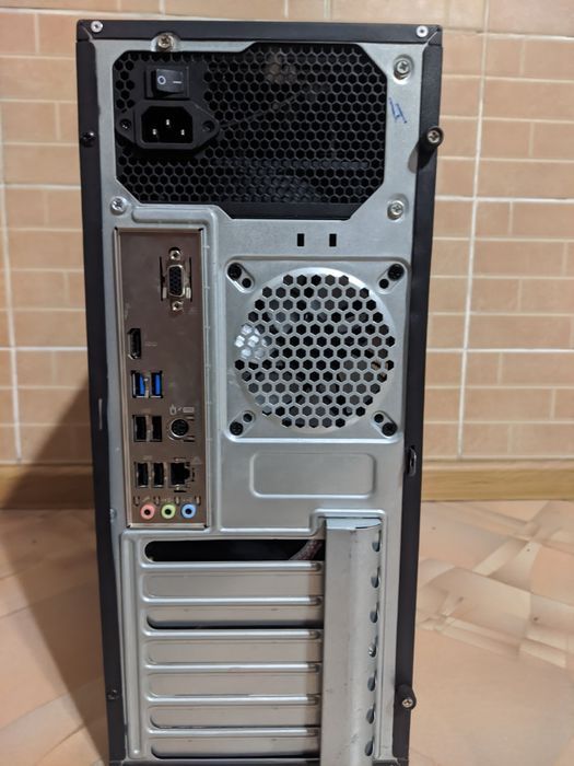 I5 10400 6 ядер 12 потоків, 16 ГБ ОЗУ DDR4, SSD NVME 128 GB.