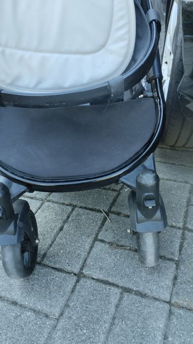 carrinho de bebe preto e beje tem protecao castanha