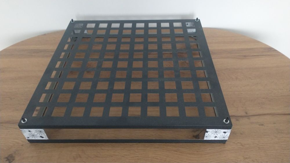 Metalowe stojaki na kliszòwki. Ptasznik. Terrarium