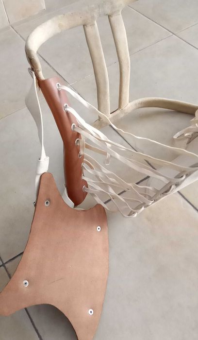 Colete abdominal e coluna, muito antigo