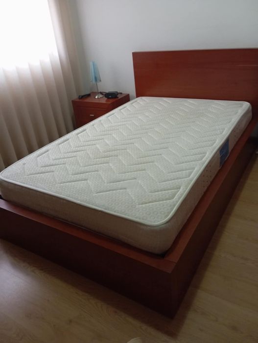 Vendo cama de solteiro corpo e meio madeira de cerejeira .