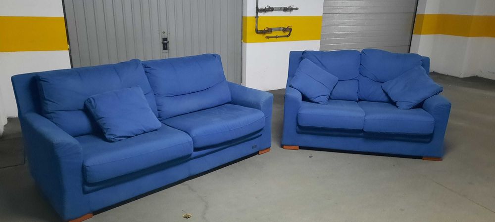 Sofá de 3 lugares, dando para 4 pessoas, com cama francesa.