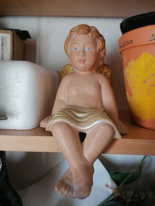 Anjo decorativo pintado à mão com asas a folha de ouro