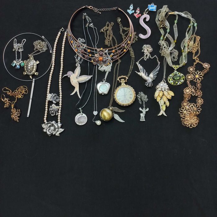 Біжутерія. Браслети каблучки кулони кліпси сережки годинники.комплекти