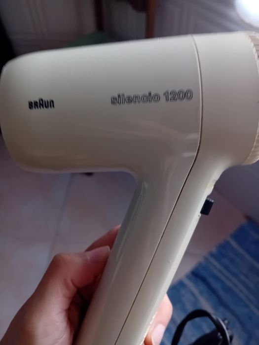 Secador de cabelo da braun.