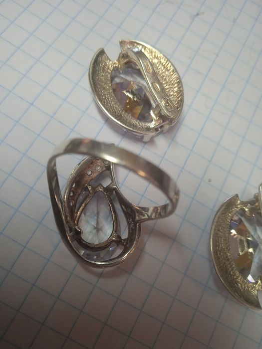 Продам бу срібні сережки,кульчики,каблучка з великим каменем