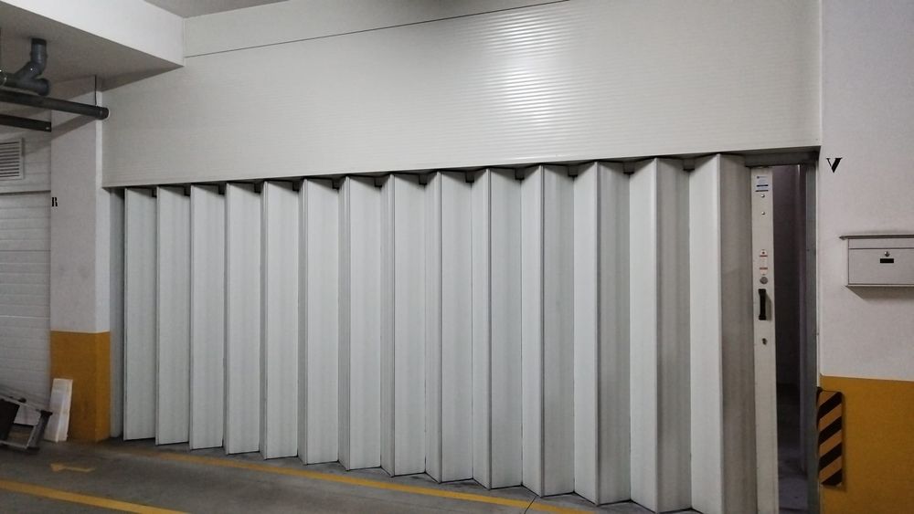 Porta de fole lacada branca