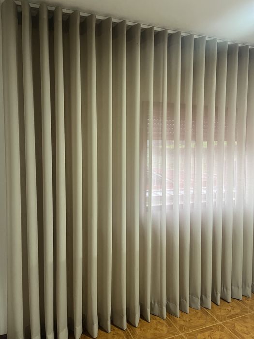Cortina beje com calha. De qualidade