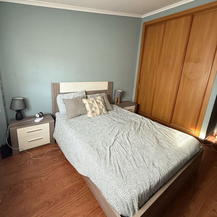 Cama de casa + mesas de cabeceira - usado em bom estado