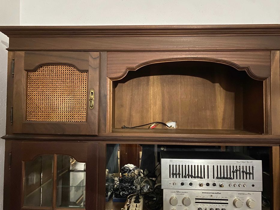 Movél de madeira mogno. Antiguidade/Vitrina/Louceiro/Garrafeiro