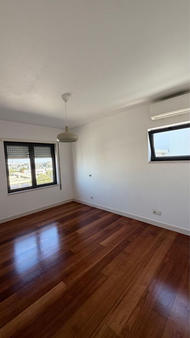 T1 no último piso com terraço privado de 18 m², garagem e acesso a piscina e jardim — Laranjeiras