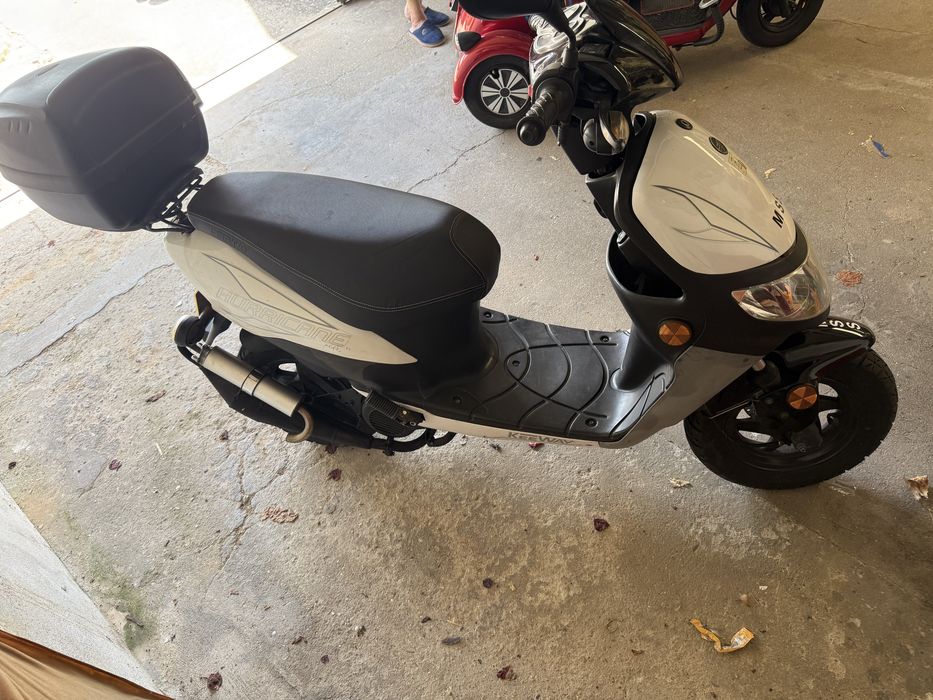 Scooter a gasolina