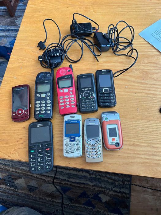 Zestaw telefonów komórkowych