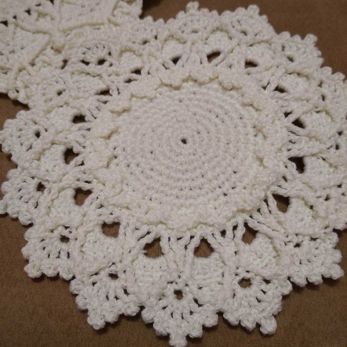 Серветка в'язана гачком декор тумби ,столика, колір молочний, білий