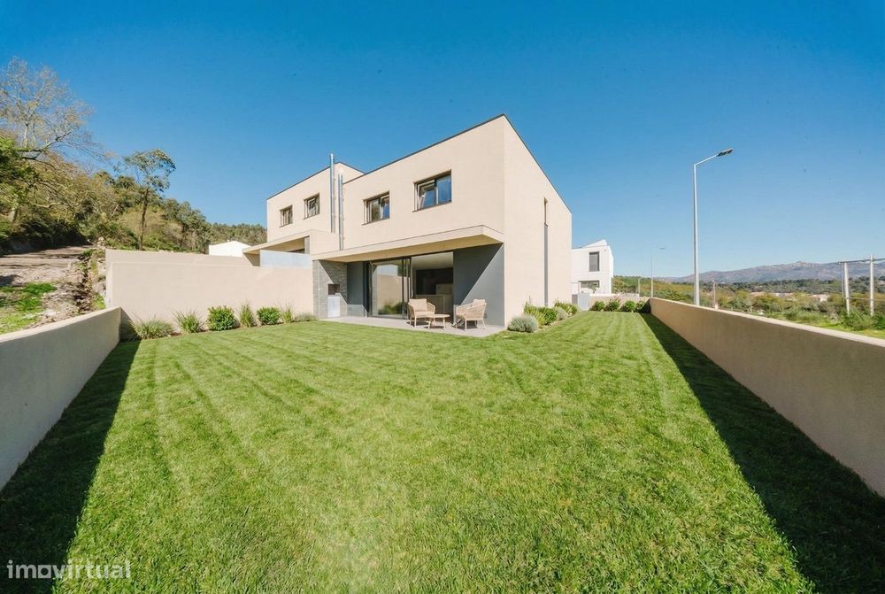 Moradia T3 com 3 Suites, Garagem e Jardim | Póvoa de Lanhoso