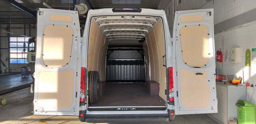 Zabudowa busa Iveco Daily, podłoga boki nadkola - montaż