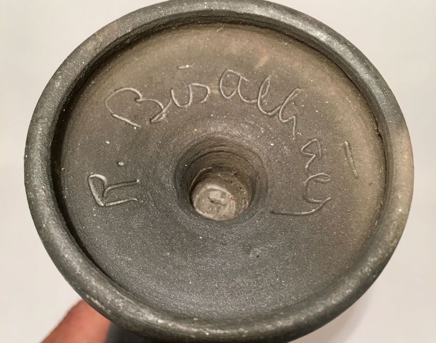 MORINGUE - assinado R. Bisalhães - antigo - 15,5x10,5x6,5 cm/s