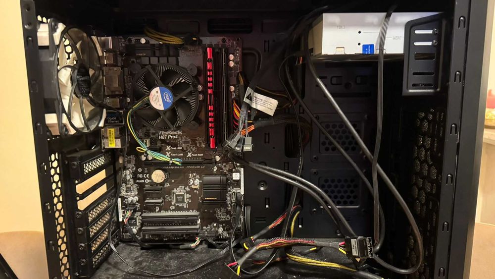 Caixa Computador Nox com peças vintages