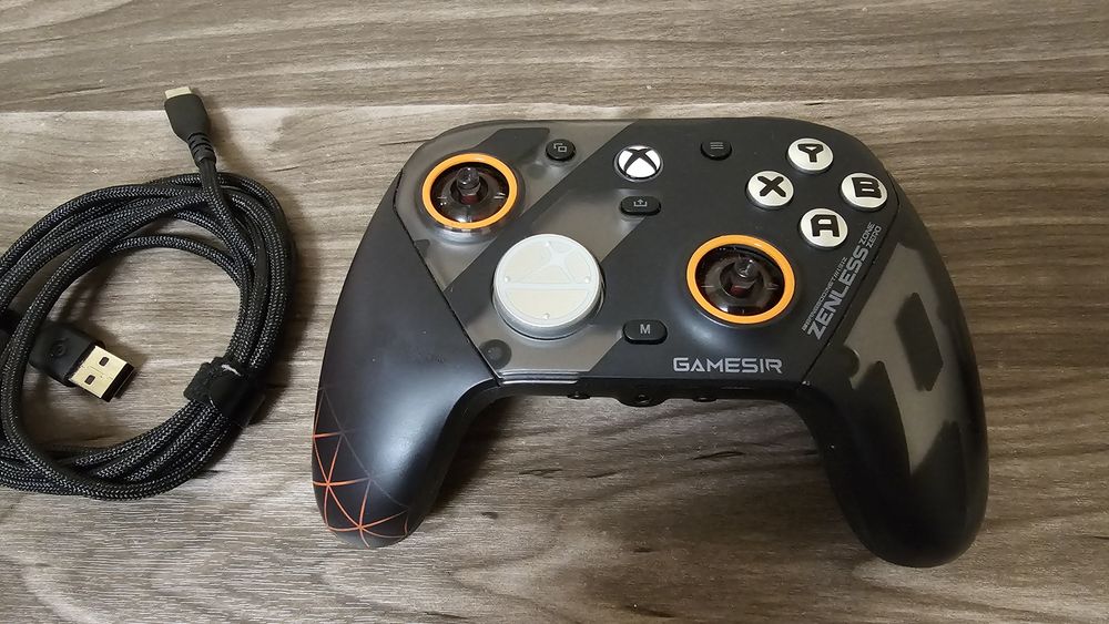 Бездротовий геймпад GameSir G7 Pro Zenless Zone Zero Edition(чорний)  та геймпад Sony DualSense Wireless Controller( білий)