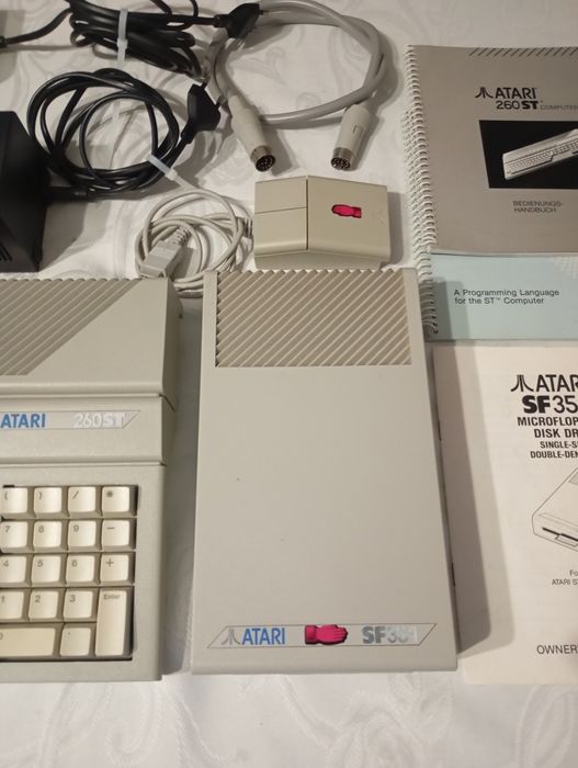 Komputer Atari 260 ST w stanie kolekcjonerskim