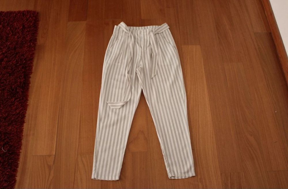 Calças às riscas
