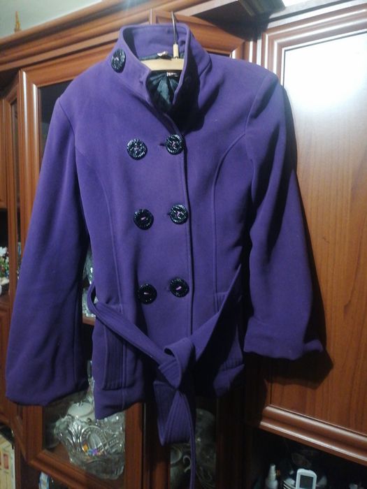 Безкоштовно фіолетове жіноче пальто-бушлат.