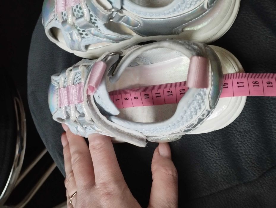 Sandałki dla dziewczynki roz. 26, wkładka 16 cm
