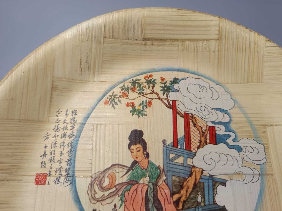 Prato Decorativo em Bambu – Pintura Histórica Oriental