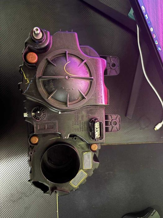 Фара передня права Dodge Challenger 15-23, ДЕФЕКТ