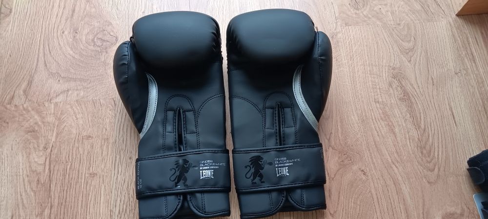 Luvas de boxe, boqueira e duas ligas