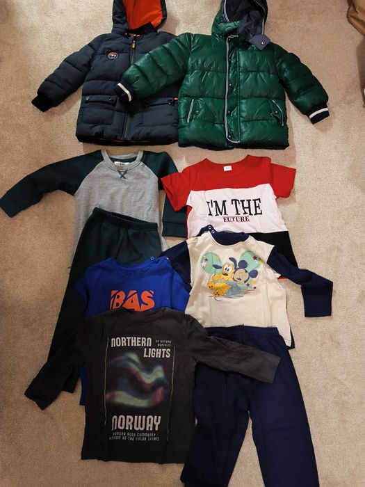 Roupa diversa para criança de 3-4 anos