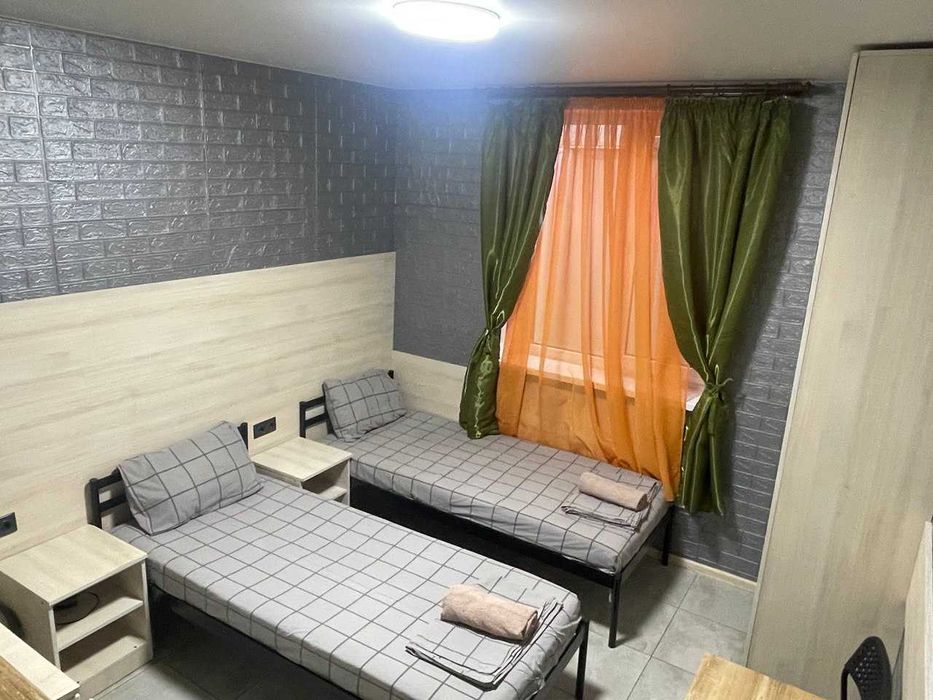 Оренда студії  в цоколі-дешева ціна (з великим вікном)