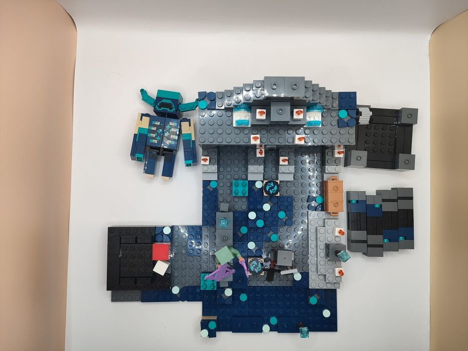 używany zestaw LEGO Minecraft 21246: the deep dark battle
