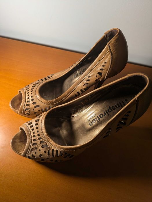 Sapatos muito femininos de cerimónia/festa em pele