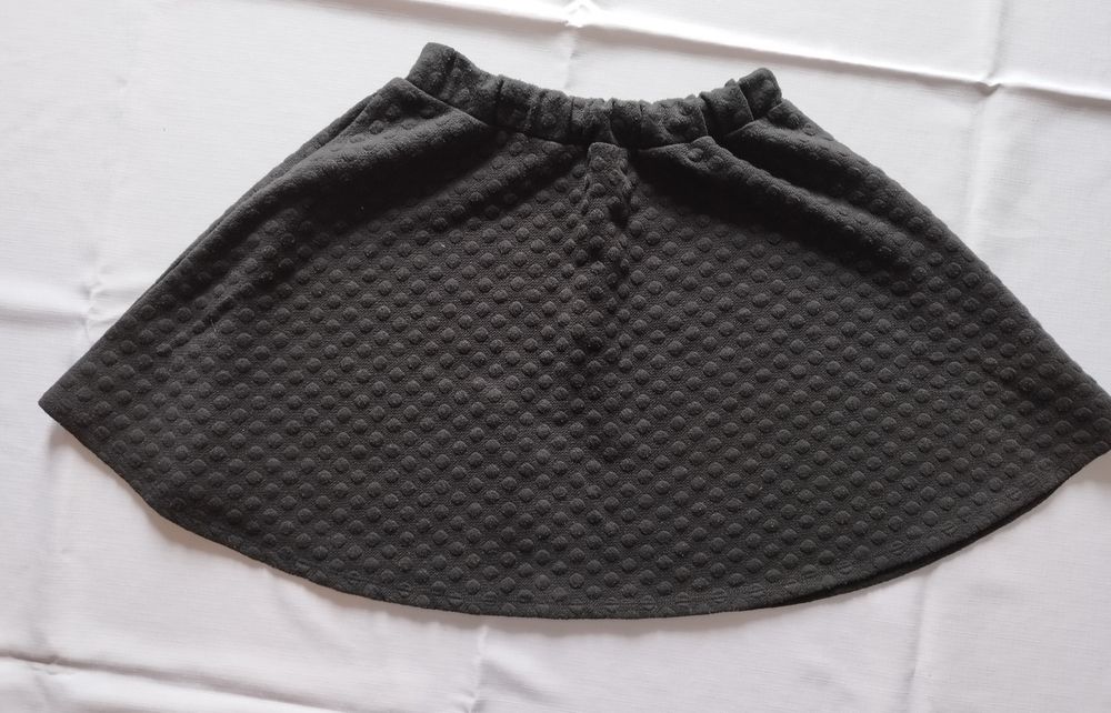 Ciepła, czarną spudniczka r. 158