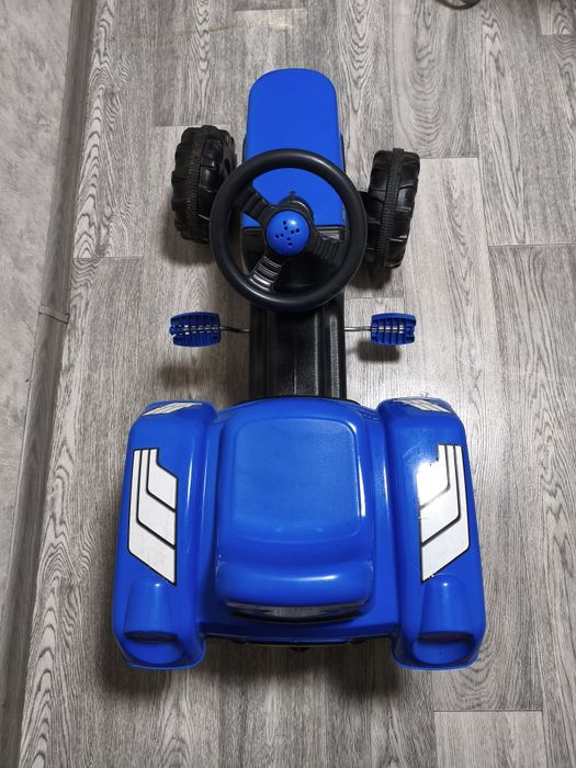 Дитячий трактор на педалях