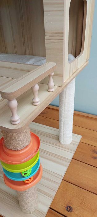 Nowoczesny drapak dla kota z domkiem i hamakiem – jak nowy