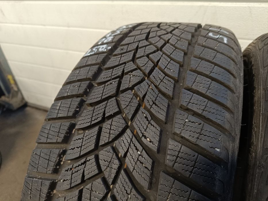2x Goodyear 235/45/18 zimowe 25rok