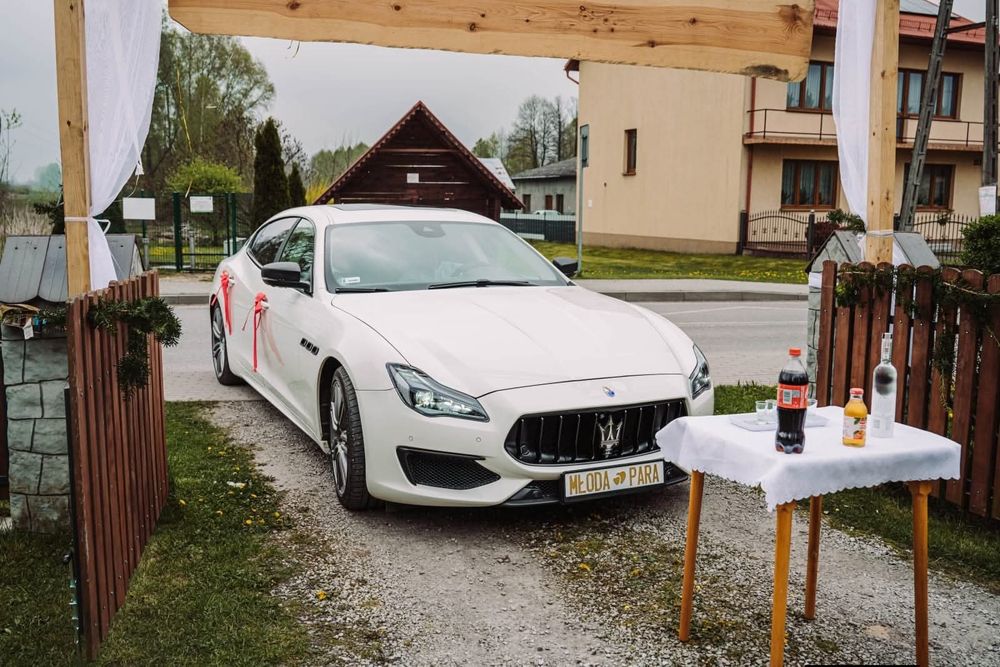 Auto do ślubu Białe Maserati Quattroporte - elegancja, prestiż i styl!