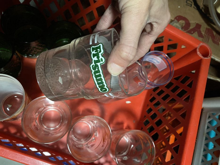 Caixa com copos vintag marcas de sumo