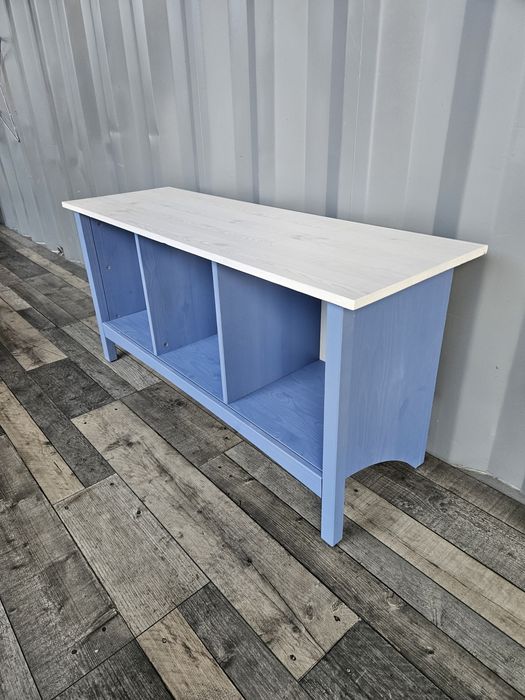 Niebieska skrzynia siedzisko z białym blatem