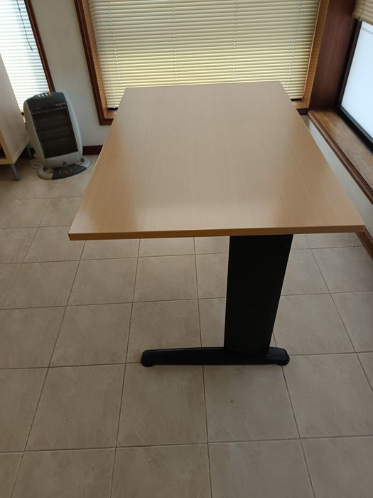 Secretária com 1,20m x 0,80m