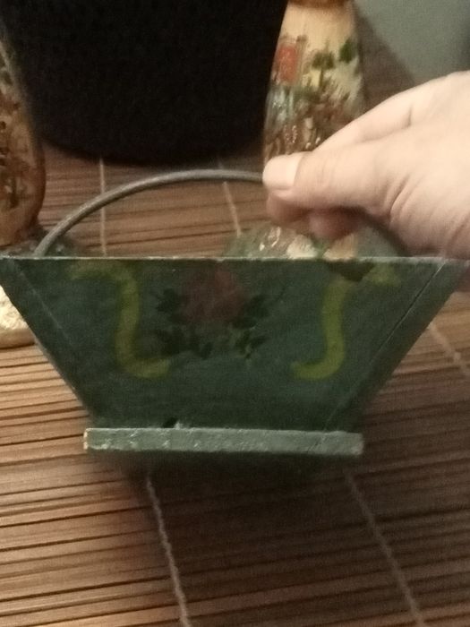 Bela cesta decorativa em madeira